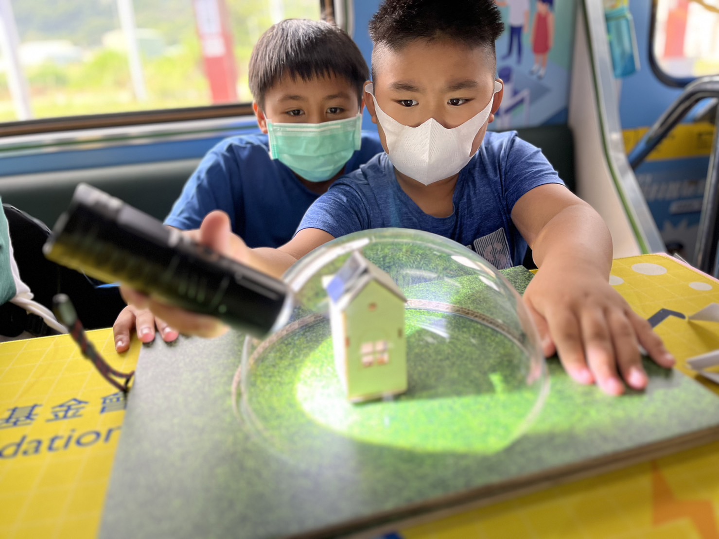 PA视讯參與基礎科學主題車廂，以STEAM教學精神，設計「逐日科學家」、「太陽能工程師」以及「淨零建築師」三大能源科普課程和實驗